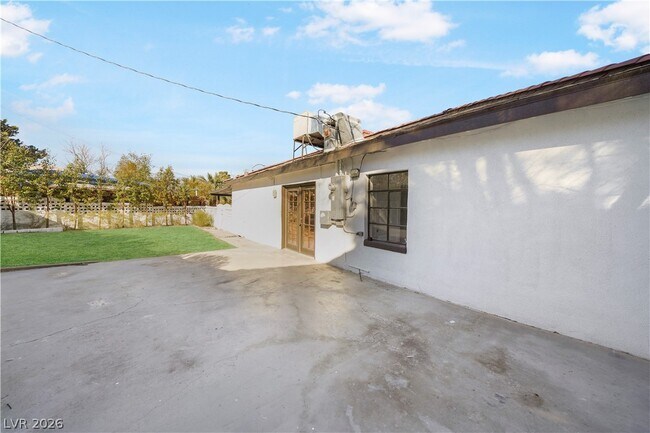 Building Photo - 1140 Hillside Pl