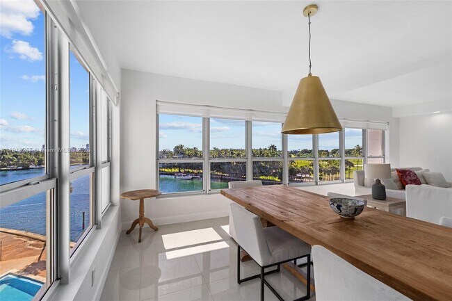 Building Photo - 9102 W Bay Harbor Dr