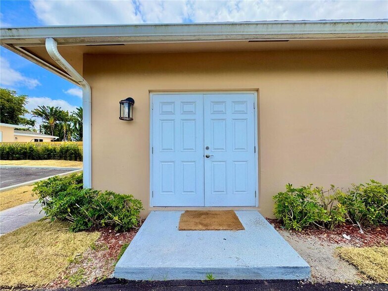 Building Photo - 14450 SW 24th St