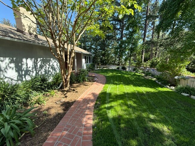 Building Photo - La Cañada Schools-  Family Home - Natural Hardwood, 2 car attached garage, Central A/C, New Appli...