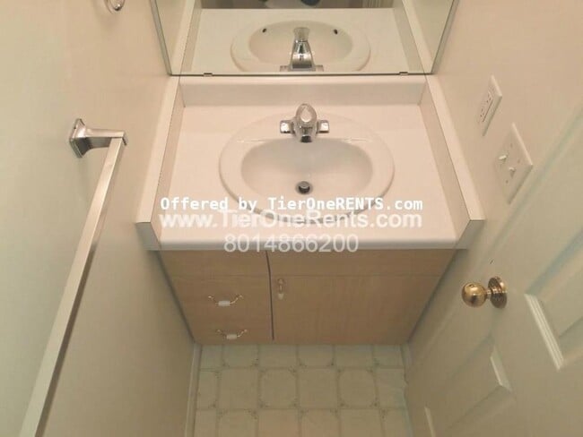 Building Photo - ** Limited Time Offer ** $500 OFF your first month's RENT!