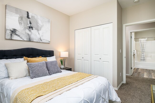 Building Photo - BOTHELL 2 BED, 2 BATH CORNER CONDO FOR REN...