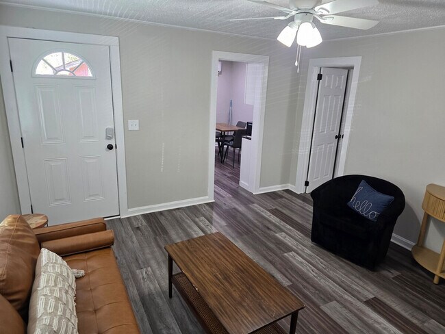 Building Photo - 128 Forest St