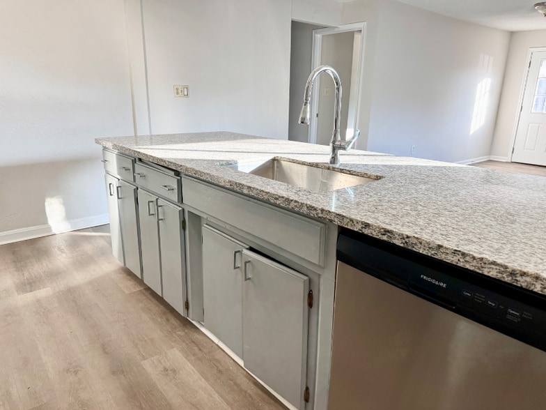 Building Photo - 2840 Belden St