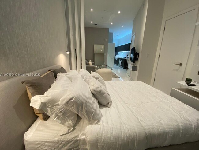 Building Photo - 851 NE 1st Ave