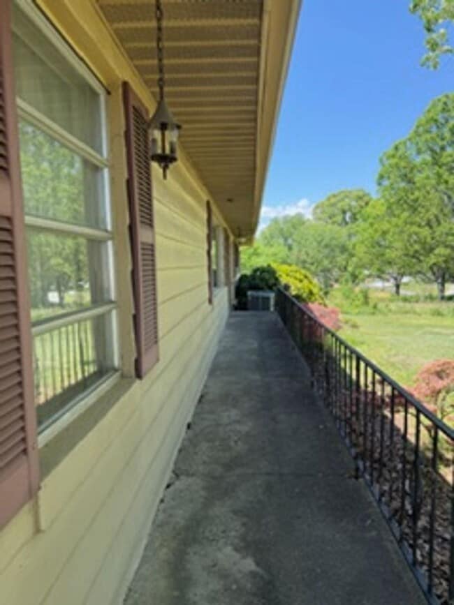 Building Photo - Maryville City  37801 - 3 bedroom, 2.5 bath home Walking distance to Foothills Mall - Contact Deb...