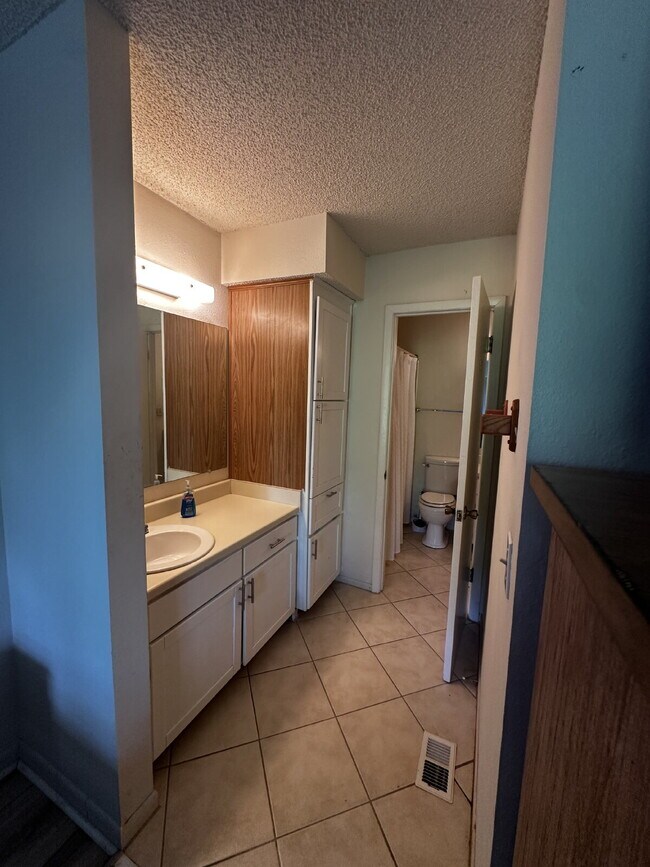 Building Photo - "Coastal Comfort: Spacious 2-Bed, 2-Bath Condo Retreat in Vibrant Panama City Beach!"