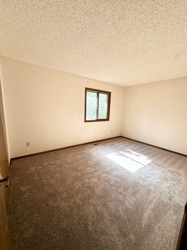 Building Photo - "Spacious 4-Bedroom Retreat with 2.5 Baths...