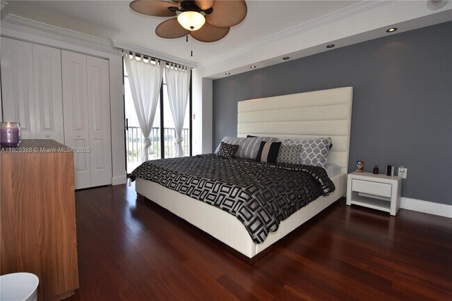 Building Photo - 3731 N Country Club Dr