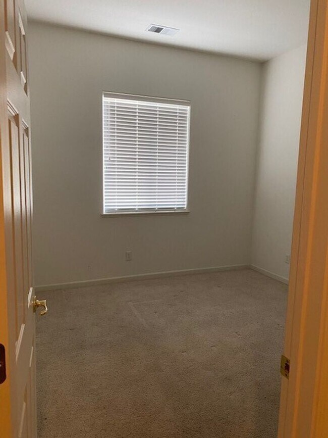 Building Photo - Huge 3 Bed 2 Bath + Den Golf Course Hom...