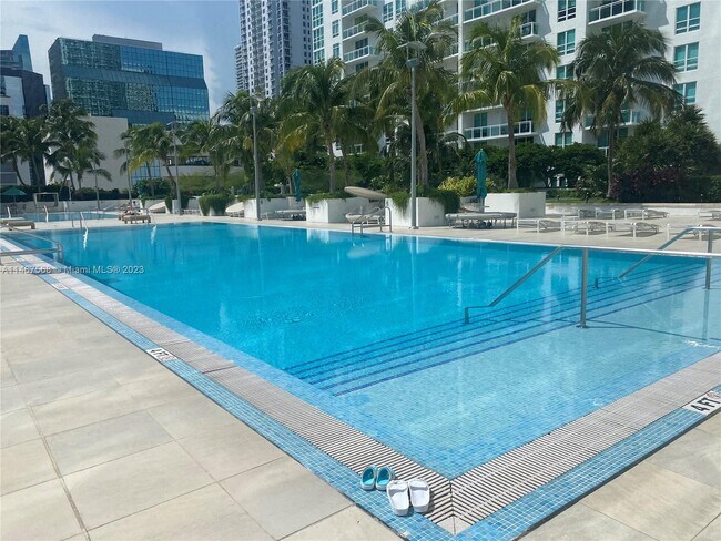 Building Photo - 950 Brickell Bay Dr
