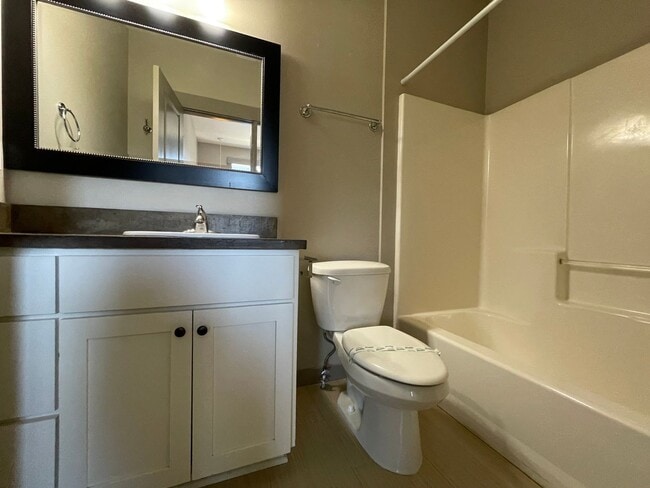 Building Photo - Incredible 2 Bed 1.5 Bath + Den  in N Portland near Peninsula Park! A/C and More!