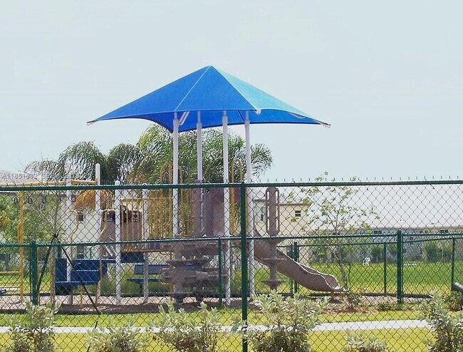 Building Photo - 2933 SE 2nd Dr