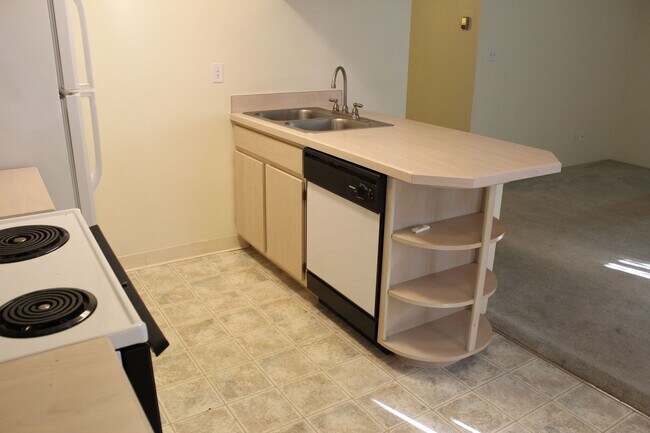 Building Photo - Up Coming - 2 bedroom/2 bath Condo!