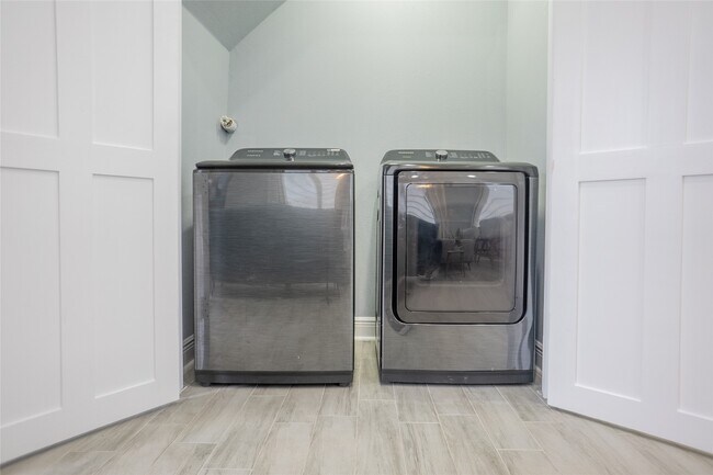 Building Photo - 2214 Des Chaumes St