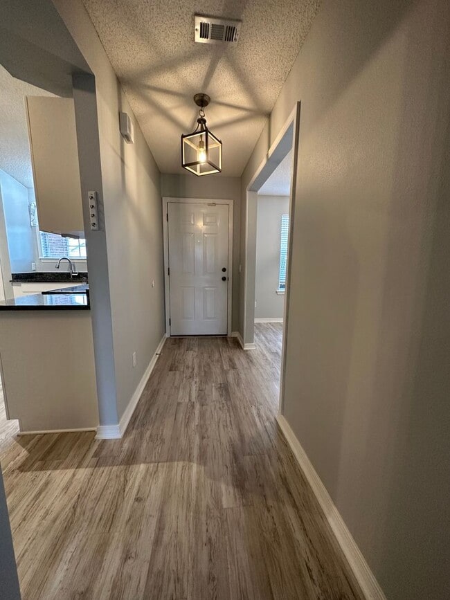 Building Photo - Adorable Home For Rent