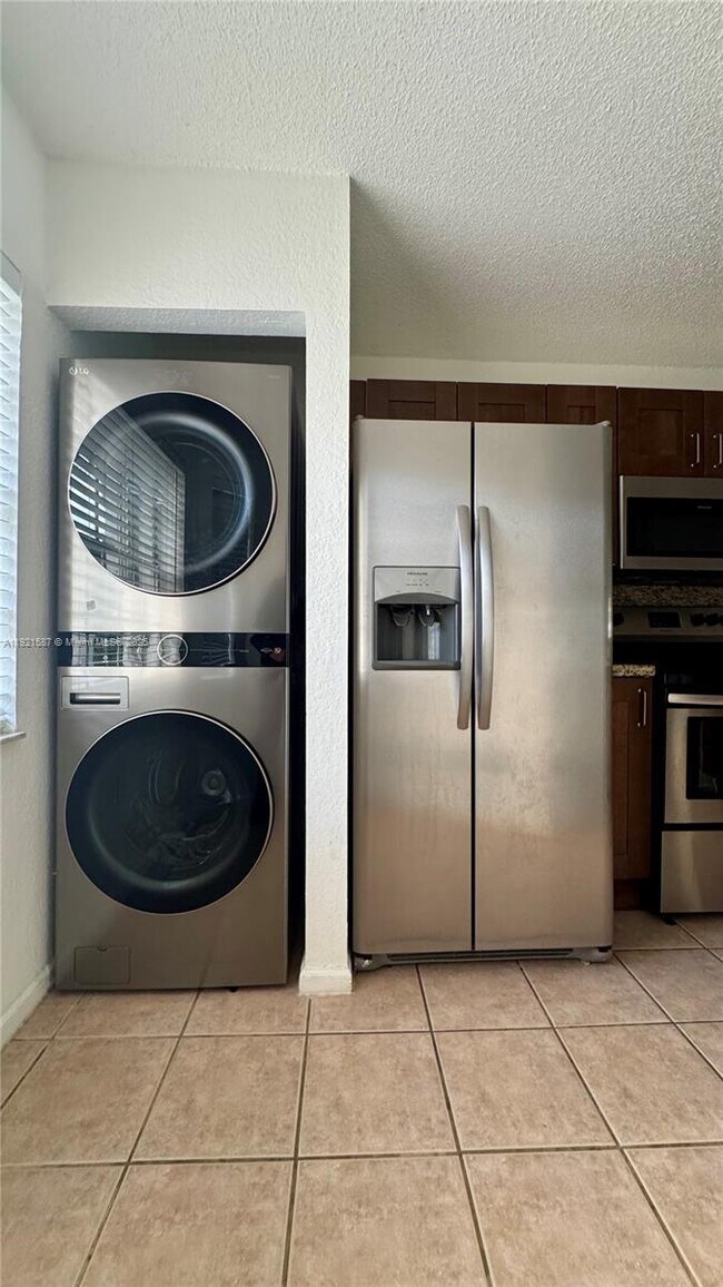 Building Photo - 12124 SW 143rd Ln