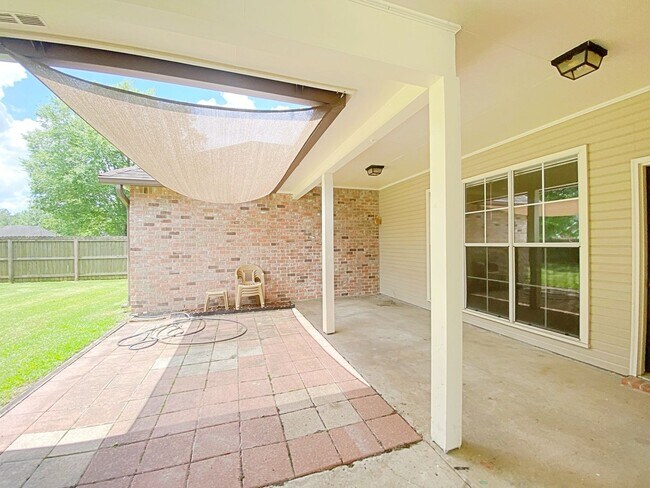 Building Photo - 4 Bedroom House Available Now in Riverbend...