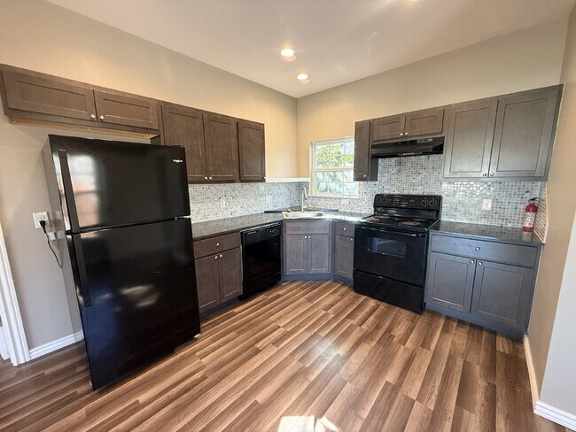Building Photo - 1 Bed, 1 Bath Townhome Near Asian District