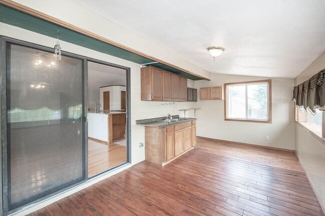 Building Photo - 1819 S Cranbrook Ave