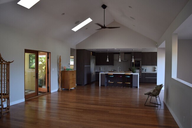 Building Photo - 402 S Clementine St