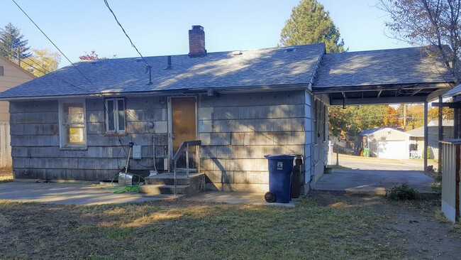 Building Photo - Perfect 2 Bedroom/ 2 Bathroom Shadle area Home!