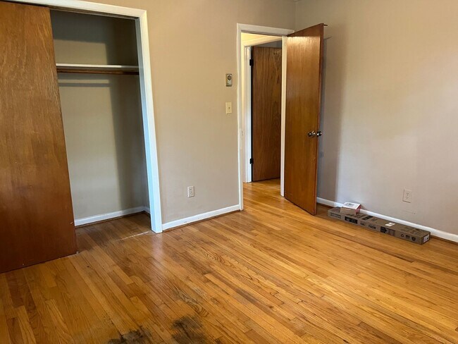 Building Photo - 2 Bedroom | 1 Bath Townhouse near Cameron ...