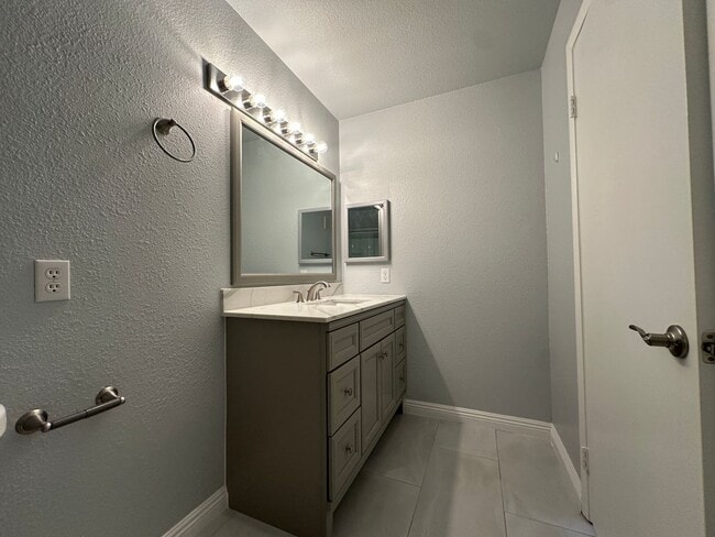 Building Photo - Las Vegas 2 bedroom condo for rent.