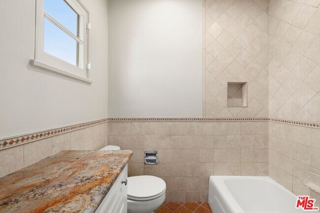 Building Photo - 120 S Poinsettia Pl