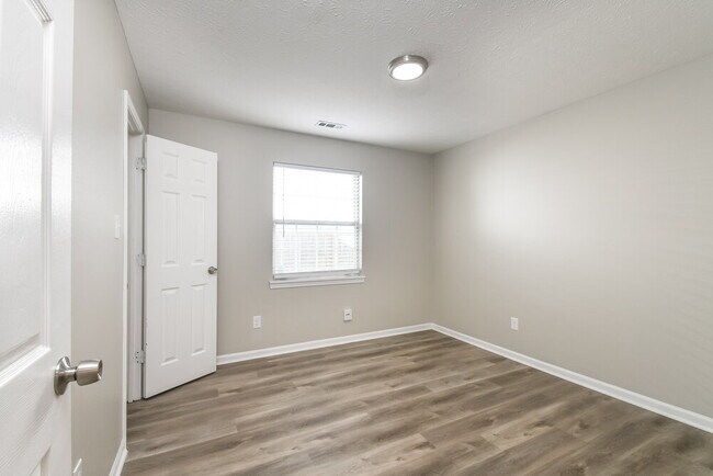 Building Photo - 14 Lake Dr N