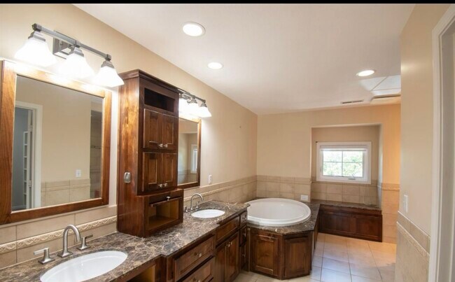 Double sinks, spa tub, steam shower - 1524 Foxfire Dr
