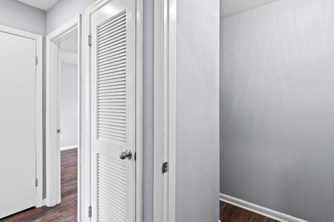 Building Photo - "Charming 2-Bed Condo in Greensboro with S...