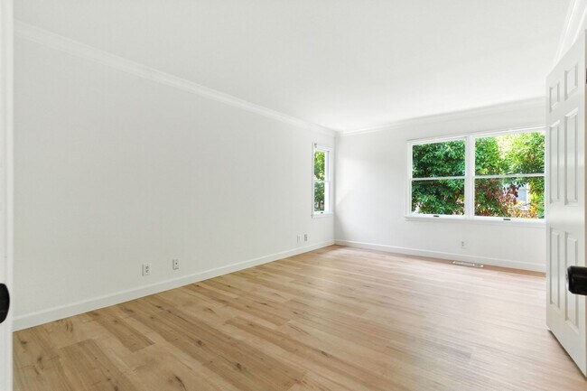 Building Photo - 560 Centre Ct