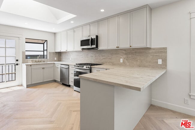 Building Photo - 8916 Ashcroft Ave