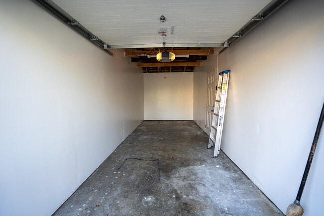 Building Photo - 652 Cypress Ave