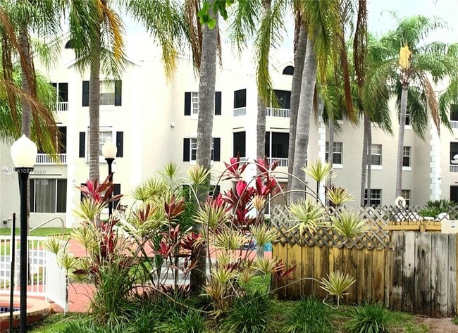 Building Photo - 2831 N Oakland Forest Dr