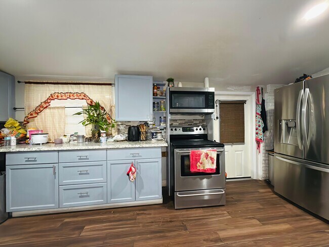 Building Photo - 2615 N Beaumont Ave