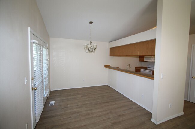 Building Photo - Beautiful 3 Bedroom Eagle River Home