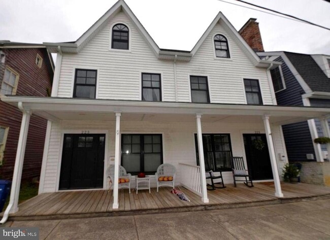 Primary Photo - 225 S Commerce St