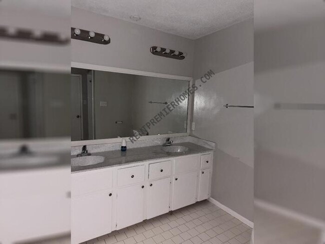 Building Photo - 10801 Excalibur Dr