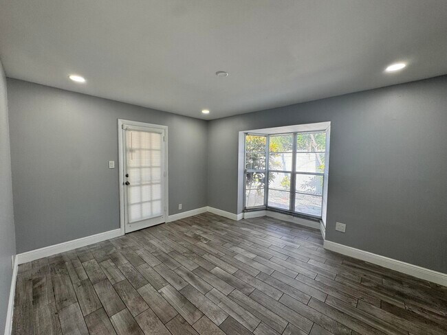 Building Photo - 919 Laurel Dr