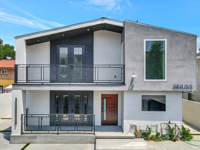 Building Photo - Modern 1BR in NoHo w/ Luxury European Finishes