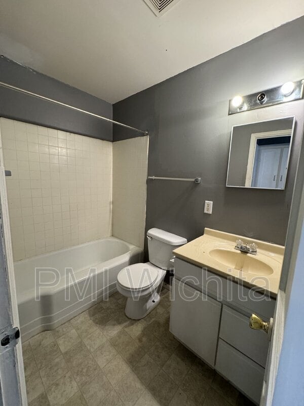 Building Photo - 824 S Water St