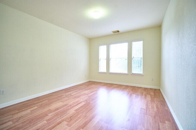 Building Photo - 10027 Deer Track Ct