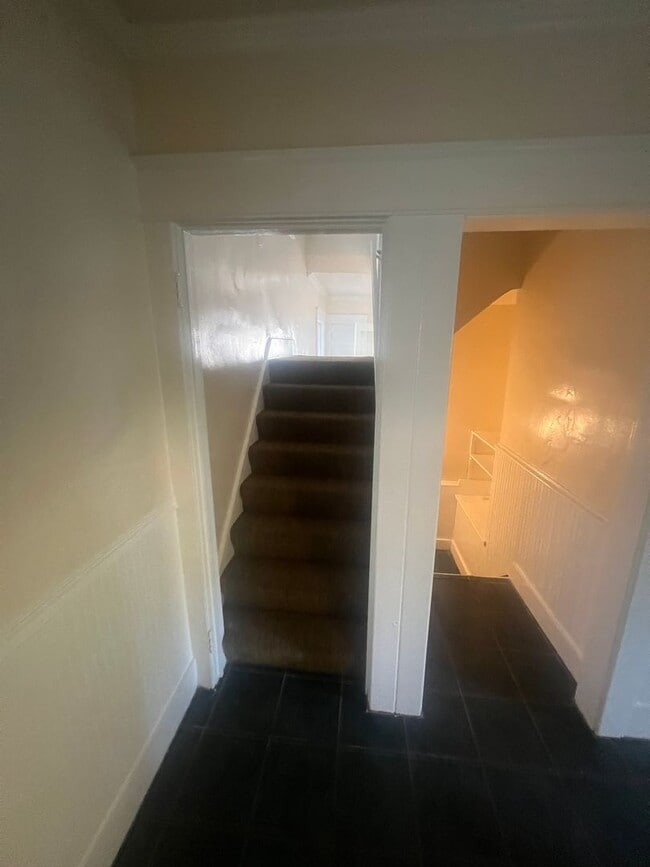 Building Photo - Large 4 Bedroom House with Garage