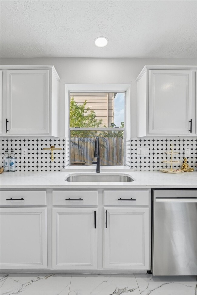 Building Photo - 11306 Avon Pl