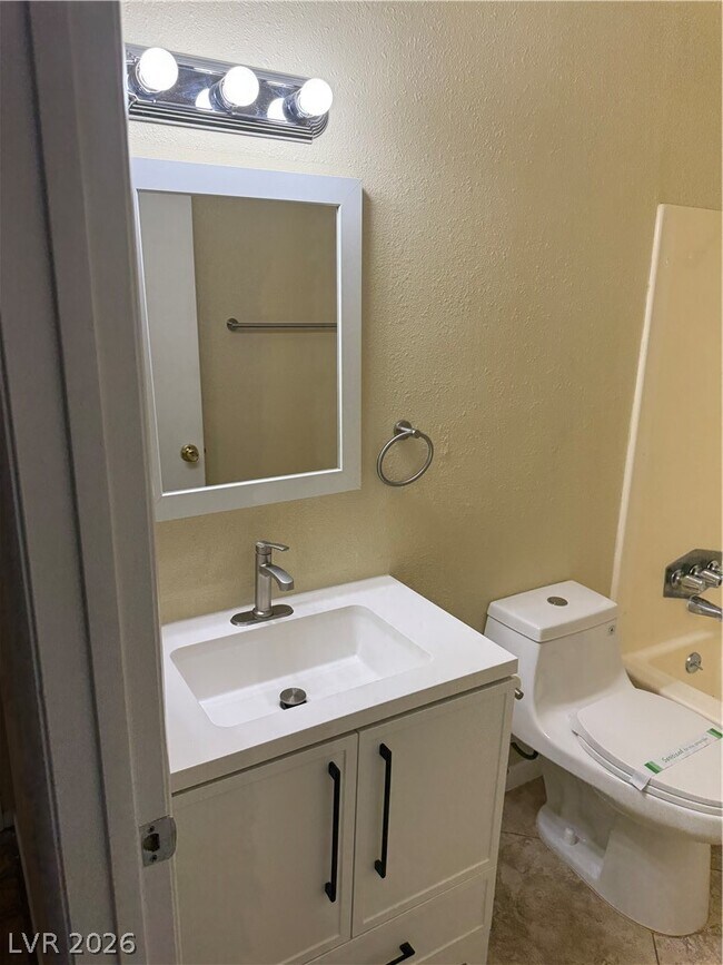 Building Photo - 1390 Hialeah Dr