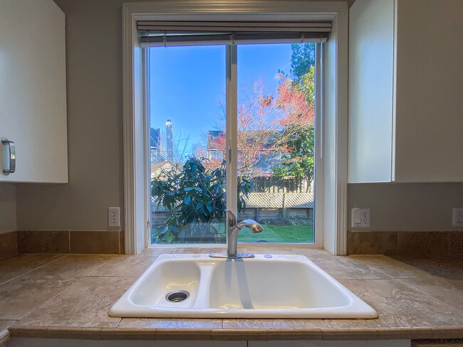 Building Photo - Stunning 4 Bed + 2.5 Bath House in Lake Oswego | Private Backyard, Open Floor Concept, Air Condit...
