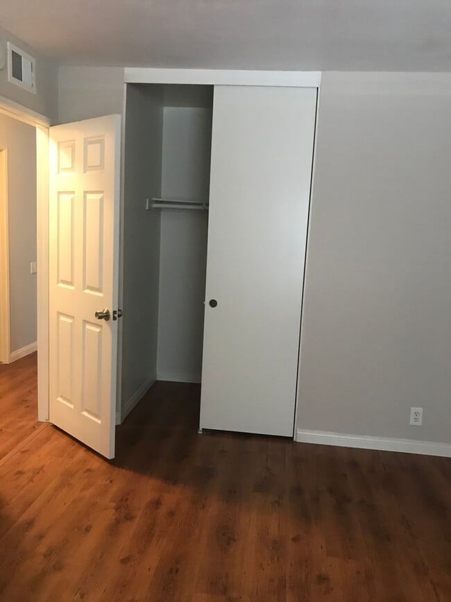 Building Photo - 2 BEDROOM/2BATH TOWN HOUSE STYLE CONDO IN ...