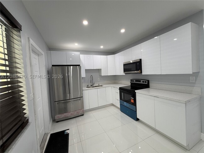 Building Photo - 335 NE 168th St